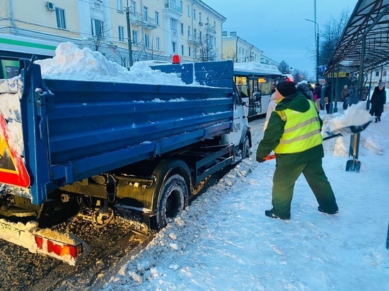 На улицы Великого Новгорода выведено 130 снегоуборочных машин
