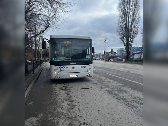 В Первомайском районе Ростова из-за резкого торможения автобуса пострадала пенсионерка