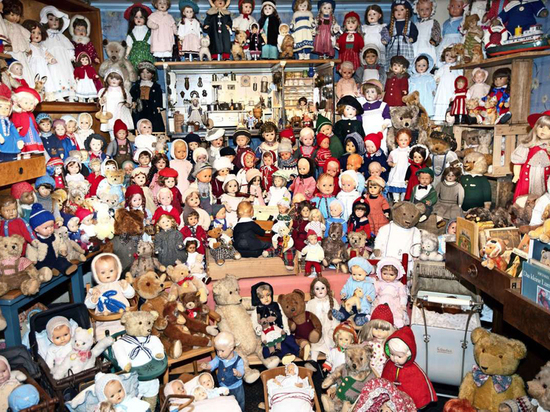 Германия: Уникальная коллекция кукол и мишек