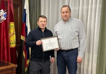 Глава городского округа Серпухов Сергей Никитенко отметил заслуги знаменитого тренера, воспитавшего не одно поколение именитых боксёров