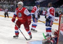 Пресс-секретарь президента РФ Дмитрий Песков заявил в среду журналистам, что в этом году глава государства не планирует участвовать в хоккейном матче на Красной площади