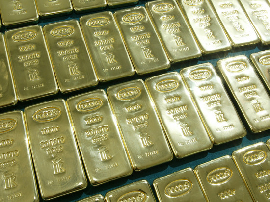 Россияне начали тоннами скупать золото