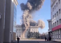 Здание бывшей администрации Херсона подверглось удару, сообщил замглавы офиса президента Украины Кирилл Тимошенко в соцсетях