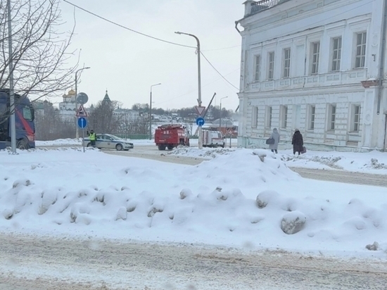 Причиной сегодняшнего перекрытия моста через реку Кострому стал бесхозный автомобиль