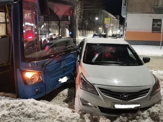 На Студенческом переулке в Твери произошла авария с автобусом №43
