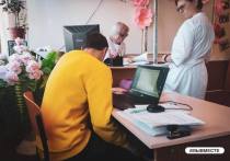 На сегодняшний день во Всероссийской акции "Мы вместе" принимают участие студентны-волонтеры, помогающие медикам из РФ проводить профосмотры детей Донбасса