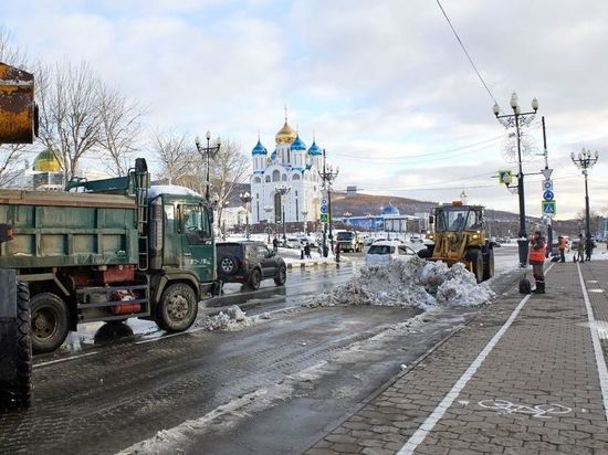 Более 130 человек выйдут на уборку улиц в Южно-Сахалинске 15 декабря