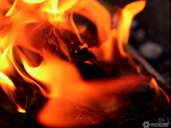 В Кузбассе крупный пожар в частном доме попал на видео