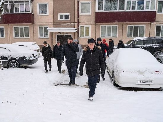 Мэр Южно-Сахалинска Сергей Надсадин проверил расчистку городских дворов