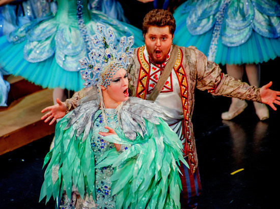 К опере было сделано 2000 эскизов и 400 костюмов