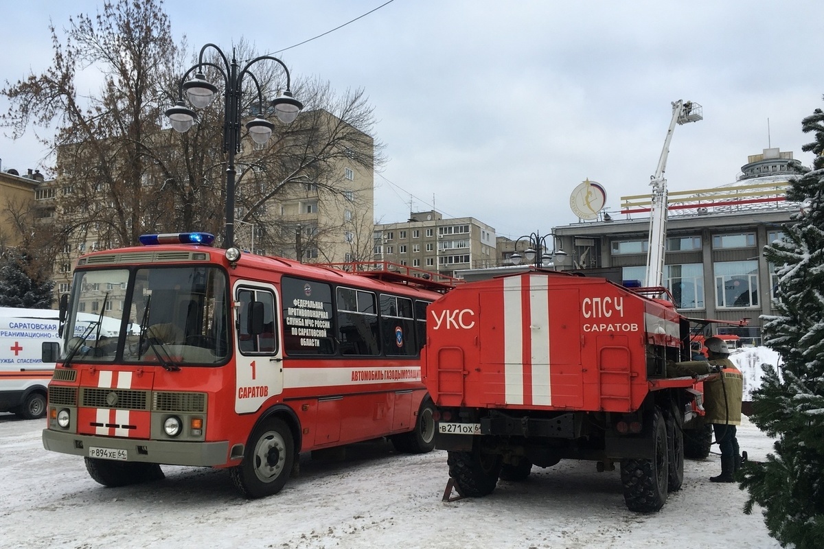 К цирку в Саратове стягиваются все больше пожарных машин, в прошлом году он  уже горел - МК Саратов