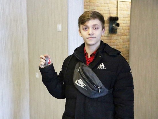 Молодому жителю Серпухова вручили ключи от собственной квартиры