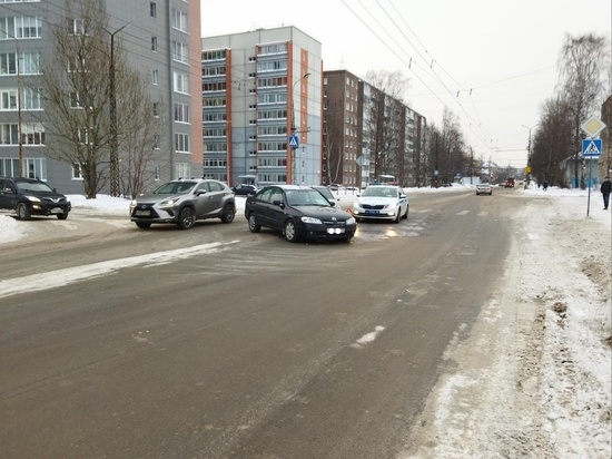 Пенсионерка пострадала в столкновении автомобилей в Петрозаводске