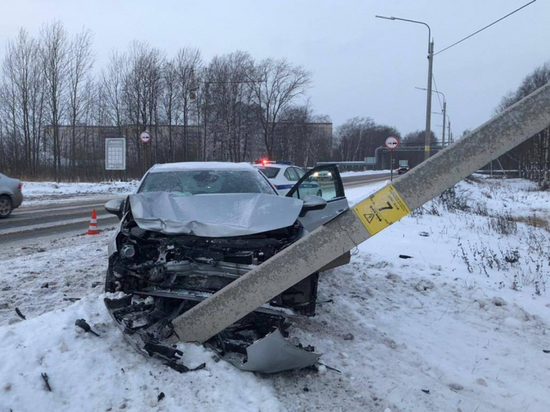 Иномарка «Опель» врезалась в световую опору во время ДТП в Вологде