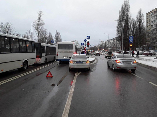 В Белгороде из-за резкого торможения автобуса за медпомощью обратилась 66-летняя пассажирка