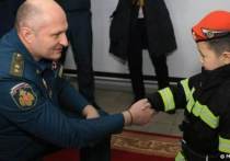 Глава МЧС России Александр Куренков встретился в пожарной части Улан-Удэ с тем самым мальчиком, мечту которого –  побывать в роли пожарного – исполнил Владимир Путин год назад