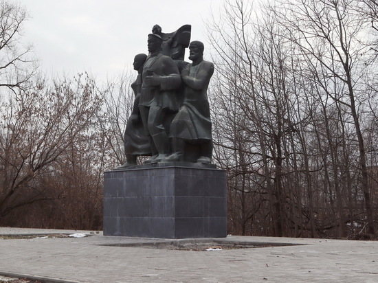По инициативе жителей в Брянске благоустроили памятник и сквер