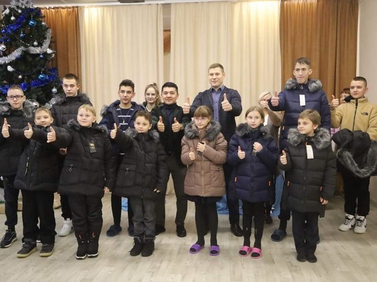 Новогодний подарок социальному центру сделали боксёры Серпухова