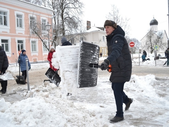 Мэр Александр Розбаум пригласил новгородцев на субботник 17 декабря