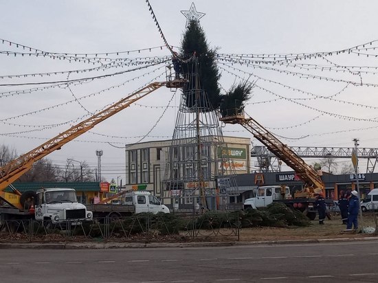 В Астрахани на Мостстрое устанавливают новогоднее дерево