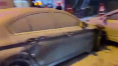 В Москве водитель BMW сбил людей на остановке: видео с места аварии