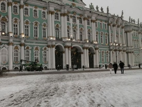 Жители Петербурга начнут пятничное утро со снега