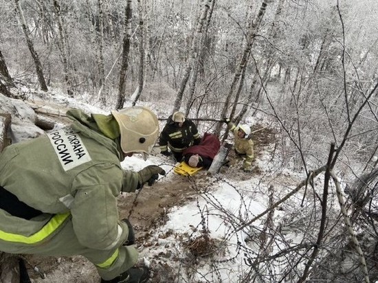 В Железногорске пенсионерка упала в обрыв и чуть не замерзла