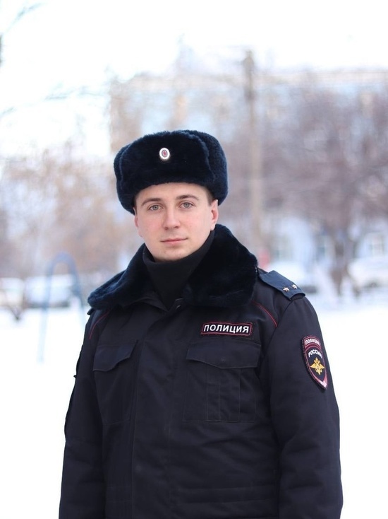 В Красноярске полицейский помог пенсионерке добраться до дома из-за плохого самочувствия