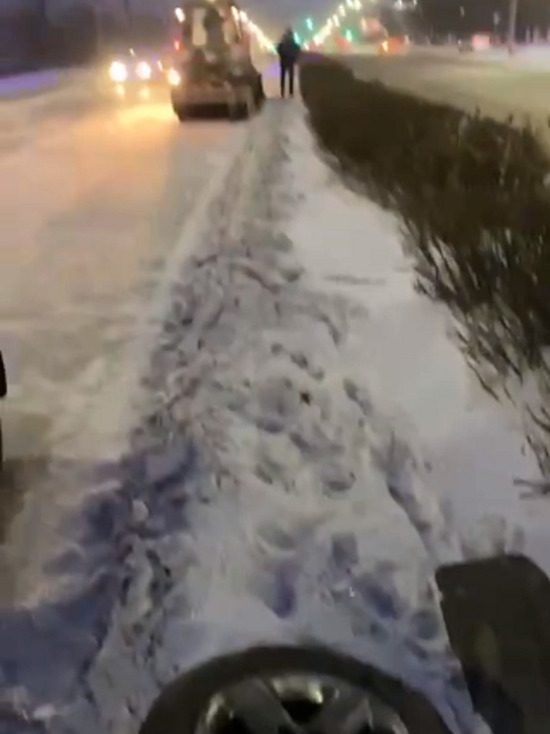 В Улан-Удэ кроссовер врезался в трактор, убиравший снег на встречной полосе