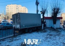На улице Проспект Советов в Чите в результате ДТП микрогрузовик налетел на забор и снёс его