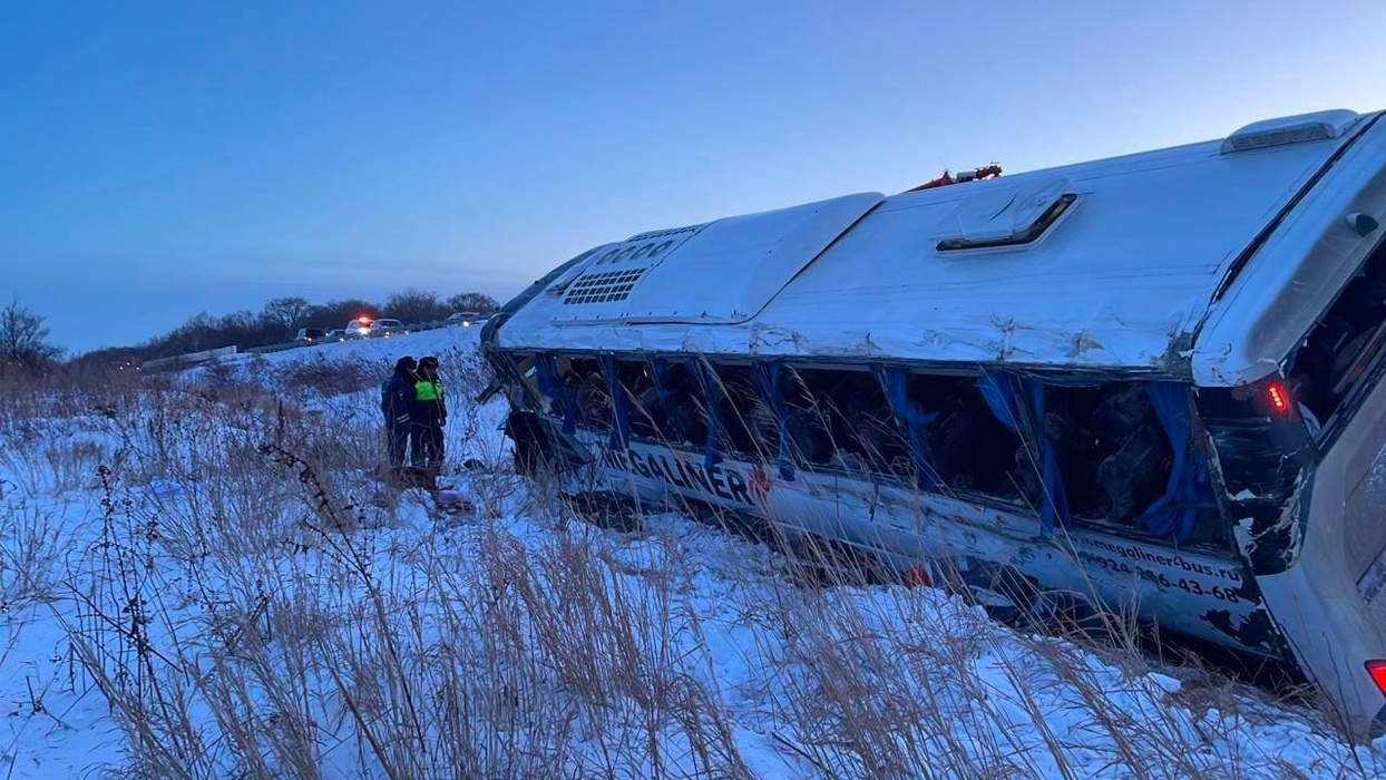 Автобус с вахтовиками сошел с трассы в Хабаровском крае: фото с места аварии
