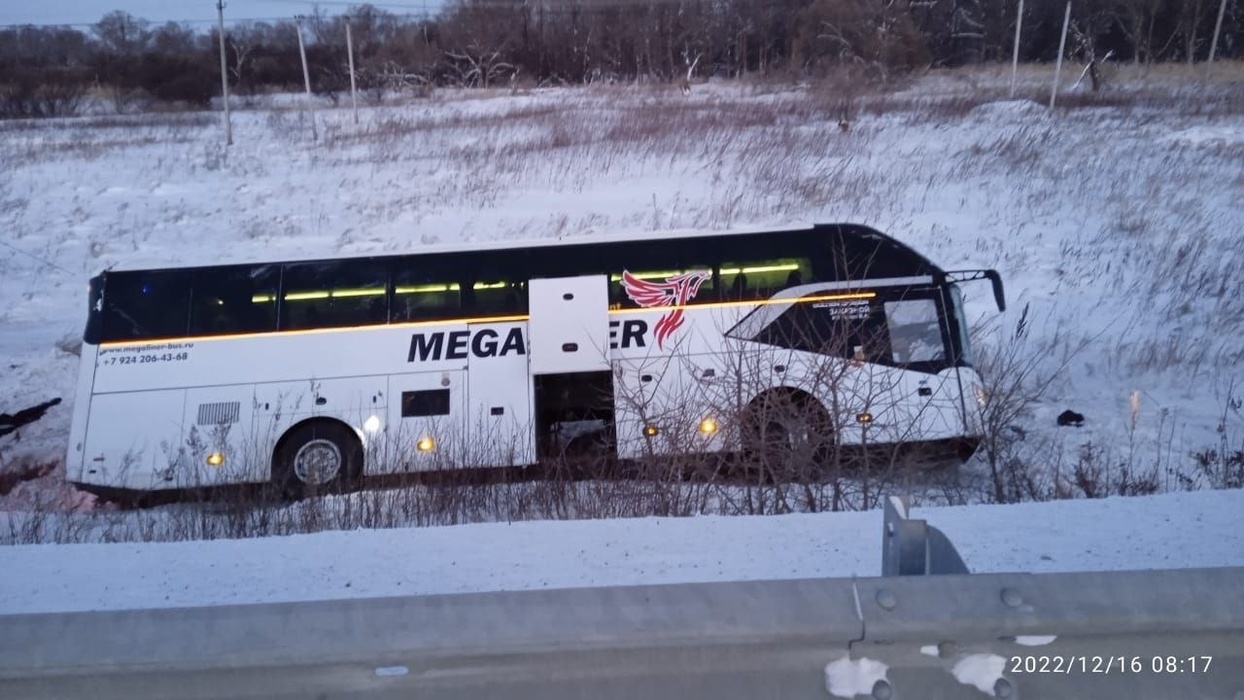 Автобус с вахтовиками сошел с трассы в Хабаровском крае: фото с места аварии