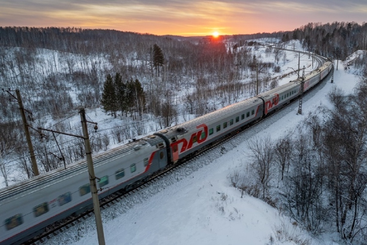 Десять поездов дальнего следования задерживаются из-за непогоды в Свердловской области