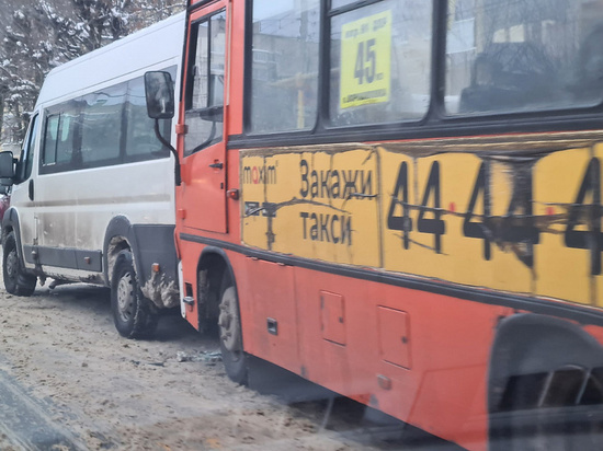 Утром в рязанском Канищеве на остановке столкнулись две маршрутки