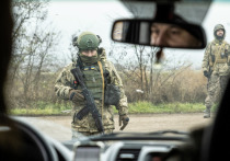 Украинский военный из 93-й отдельной механизированной бригады «Холодный Яр» расстрелял двух гражданских в городе Артемовск (переименован в Бахмут), пишет РИА «Новости» со ссылкой на источник в силовых структурах