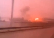 В Интернете была опубликована видеозапись, на которой видны удары по подстанции Днепровской гидроэлектростанции