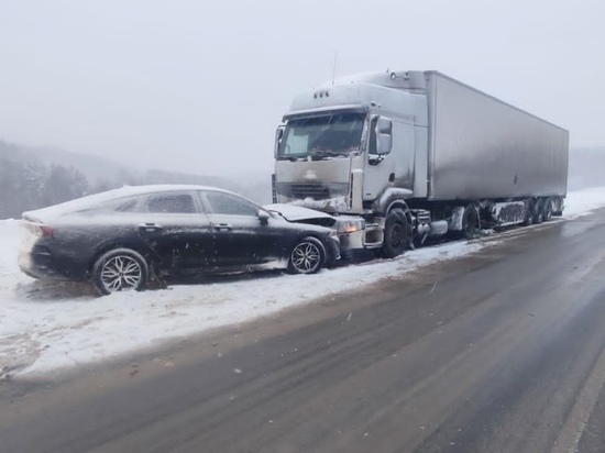 Лобовое столкновение грузовика и легкового автомобиля произошло в Карелии