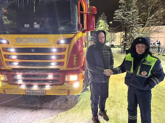 Госавтоинспекторы Серпухова помогли водителю фуры подняться в гору