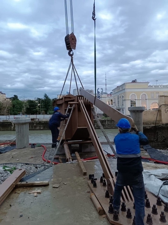 В Сочи стартовал монтаж ажурного моста «Волшебный лист»