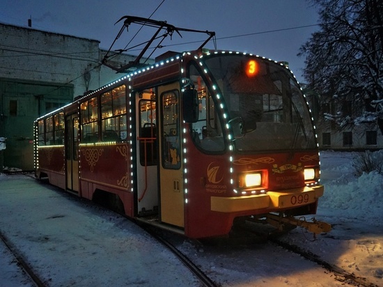 По Орлу курсируют украшенный к Новому году трамвай, автобус и троллейбус