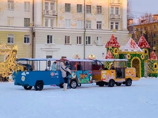 Северодвинским детям администрация города подарила бесплатные катания на прогулочном паровозике