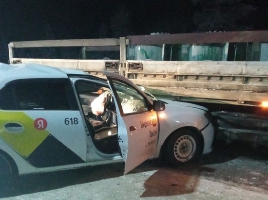 Водитель такси получил травмы в аварии в Мурманской области
