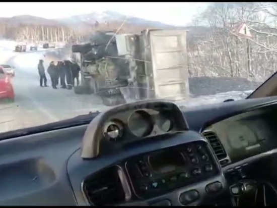 Большегруз с щебнем опрокинулся на Сахалине
