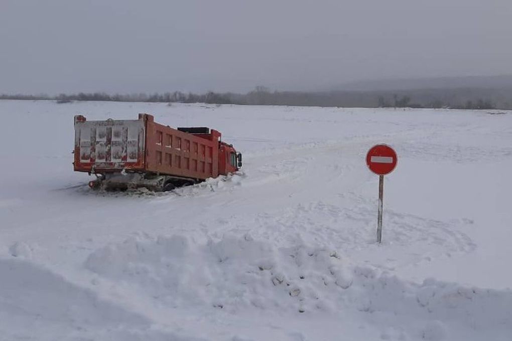 Грузовик на льду Байкала