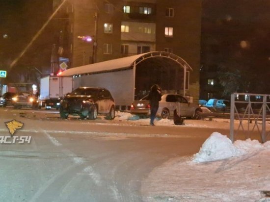 Автомобиль пробил ограждение путепровода в Новосибирске