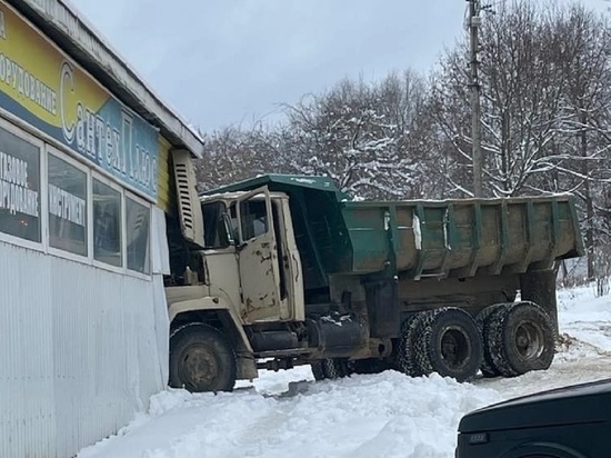 В Калужской области грузовик влетел в магазин