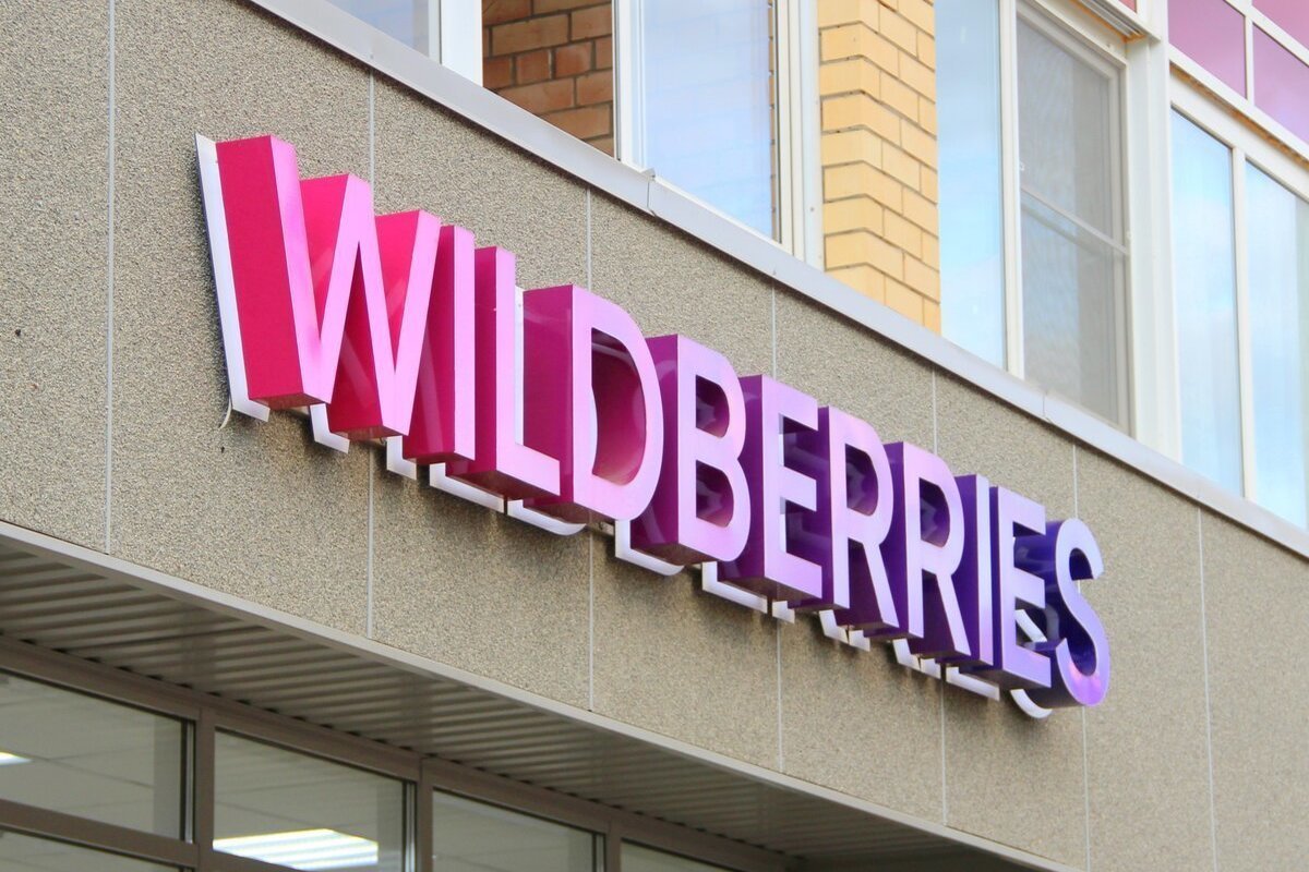 Wildberries вывеска. Световая вывеска Wildberries. Световая вывеска на фасаде здания. Вывеска Wildberries на подложке.