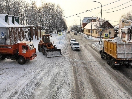 Более двухсот человек и почти 50 единиц техники вышли на дороги Серпухова для уборки снега