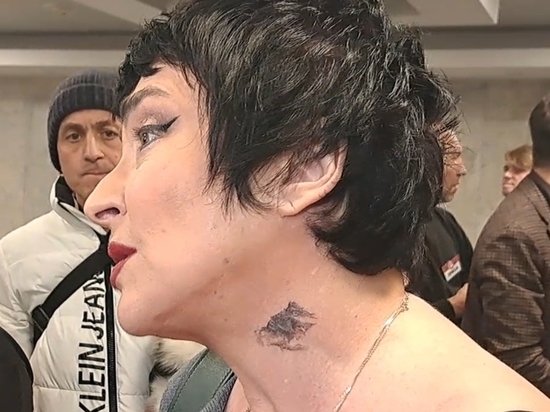 Артистка блеснула новой татуировкой на шее