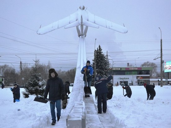 Жители Великого Новгорода расчистили от снега Мирный сквер на городском субботнике